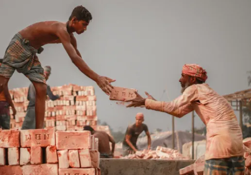 সাইটে ইট পৌঁছানো